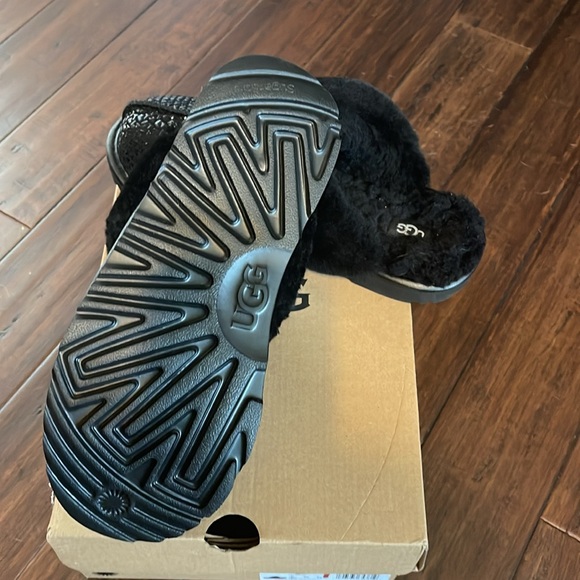 Ugg k cozy 11 gel hearts slipper BNIB Authentic size 6 but fits a size 7US - Picture 3 of 8